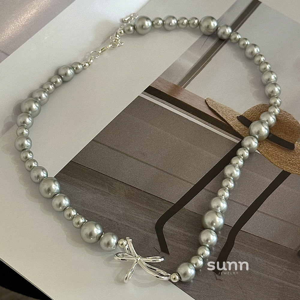 Niyah Bow Pearl Necklace [V6BTEZUR]