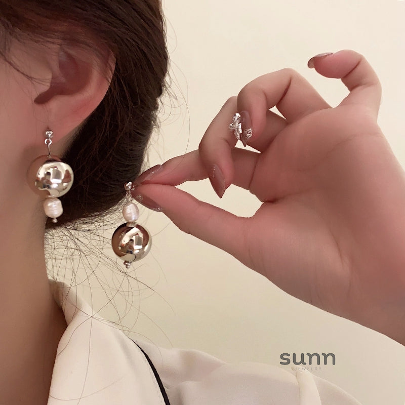 Nolan Asymmetric Pearl Earrings [UQVWFNVD]
