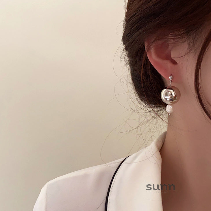 Nolan Asymmetric Pearl Earrings [6487EFF2]