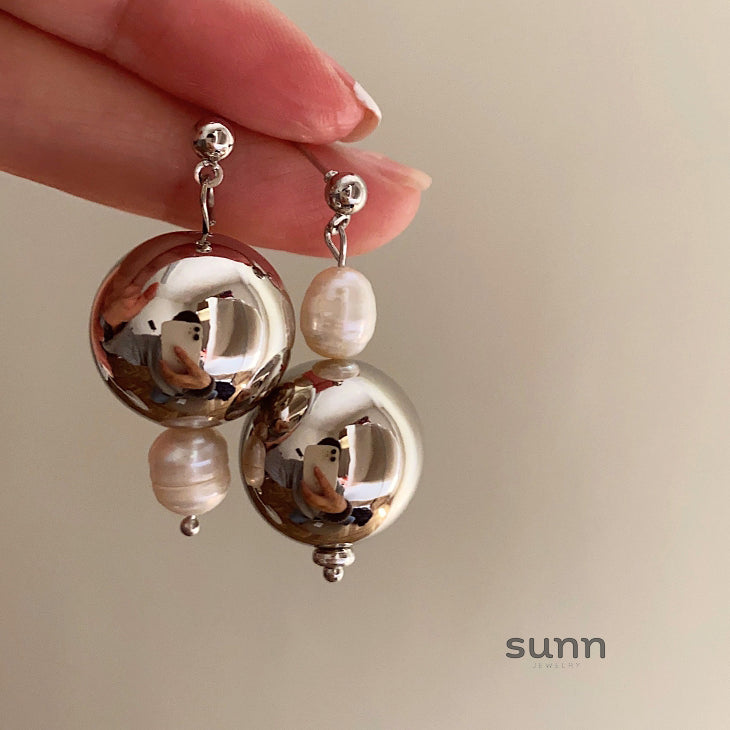 Nolan Asymmetric Pearl Earrings [YSMPUFKS]