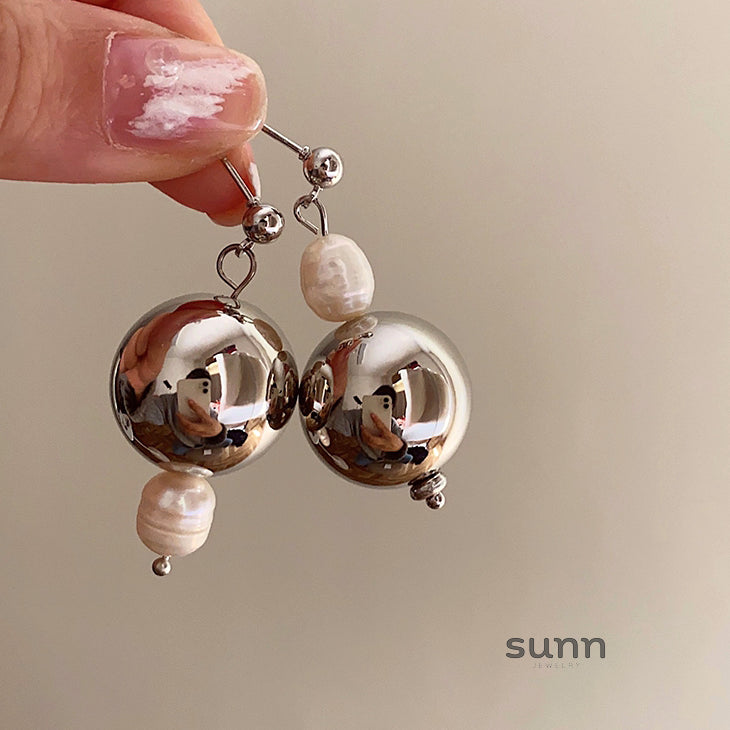 Nolan Asymmetric Pearl Earrings [VSRVGG2Z]