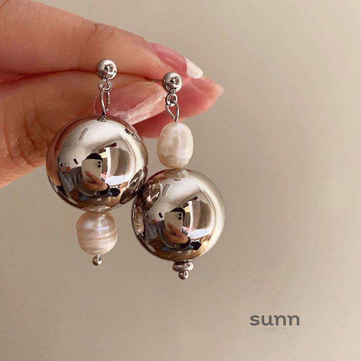 Nolan Asymmetric Pearl Earrings [OTE1GNCL]