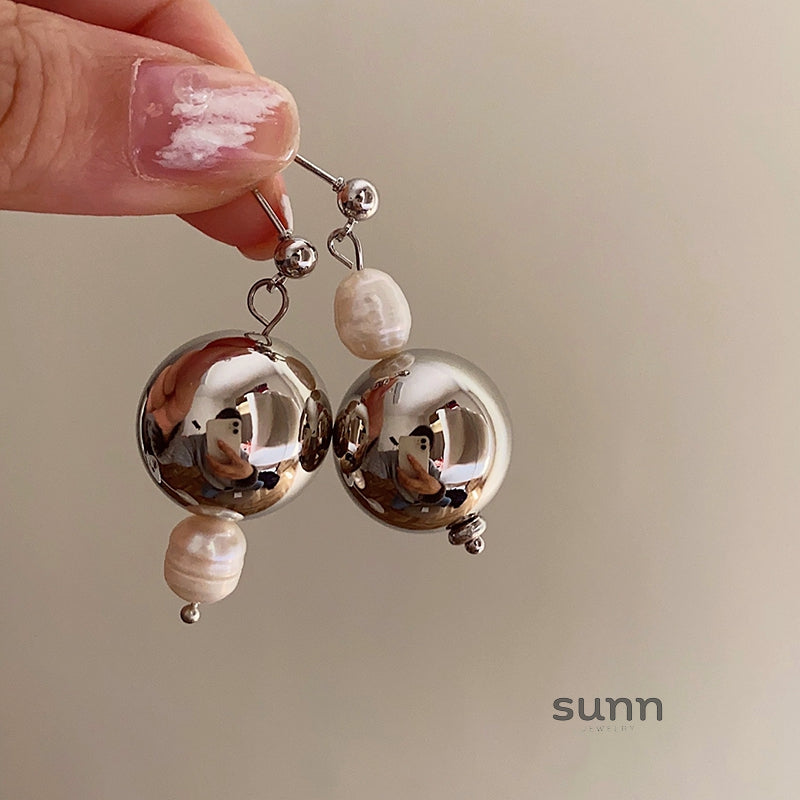 Nolan Asymmetric Pearl Earrings [R6WRT6VK]