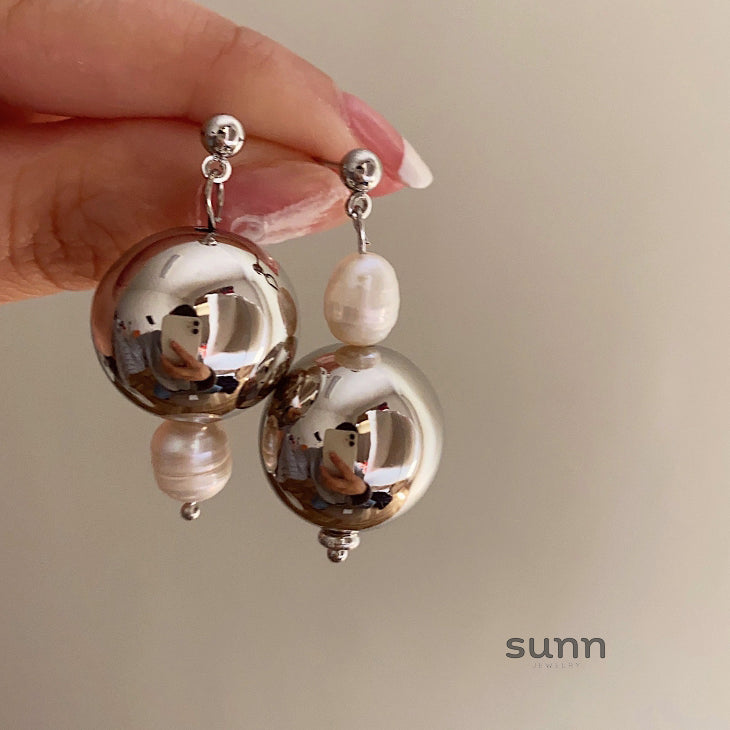 Nolan Asymmetric Pearl Earrings [LPG1LDFU]