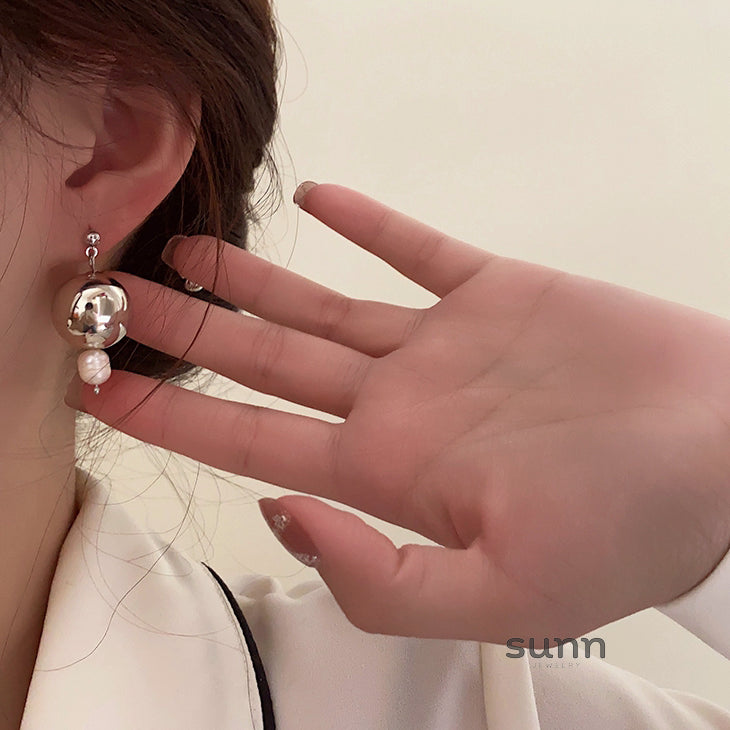 Nolan Asymmetric Pearl Earrings [D48V0E2Y]