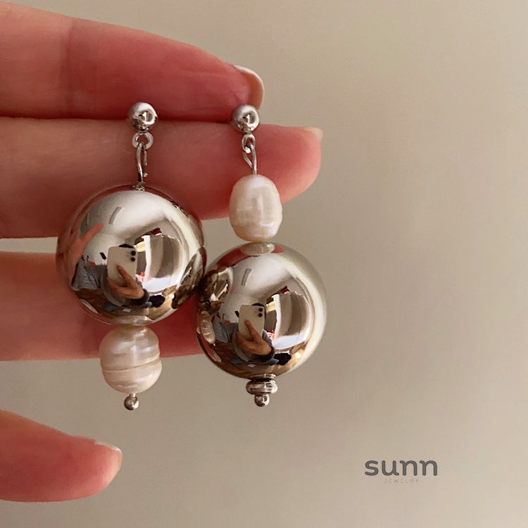 Nolan Asymmetric Pearl Earrings [TO9IZX44]