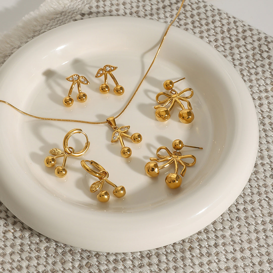Nuha Cherry Charm Necklace Set [79R4ODA0]