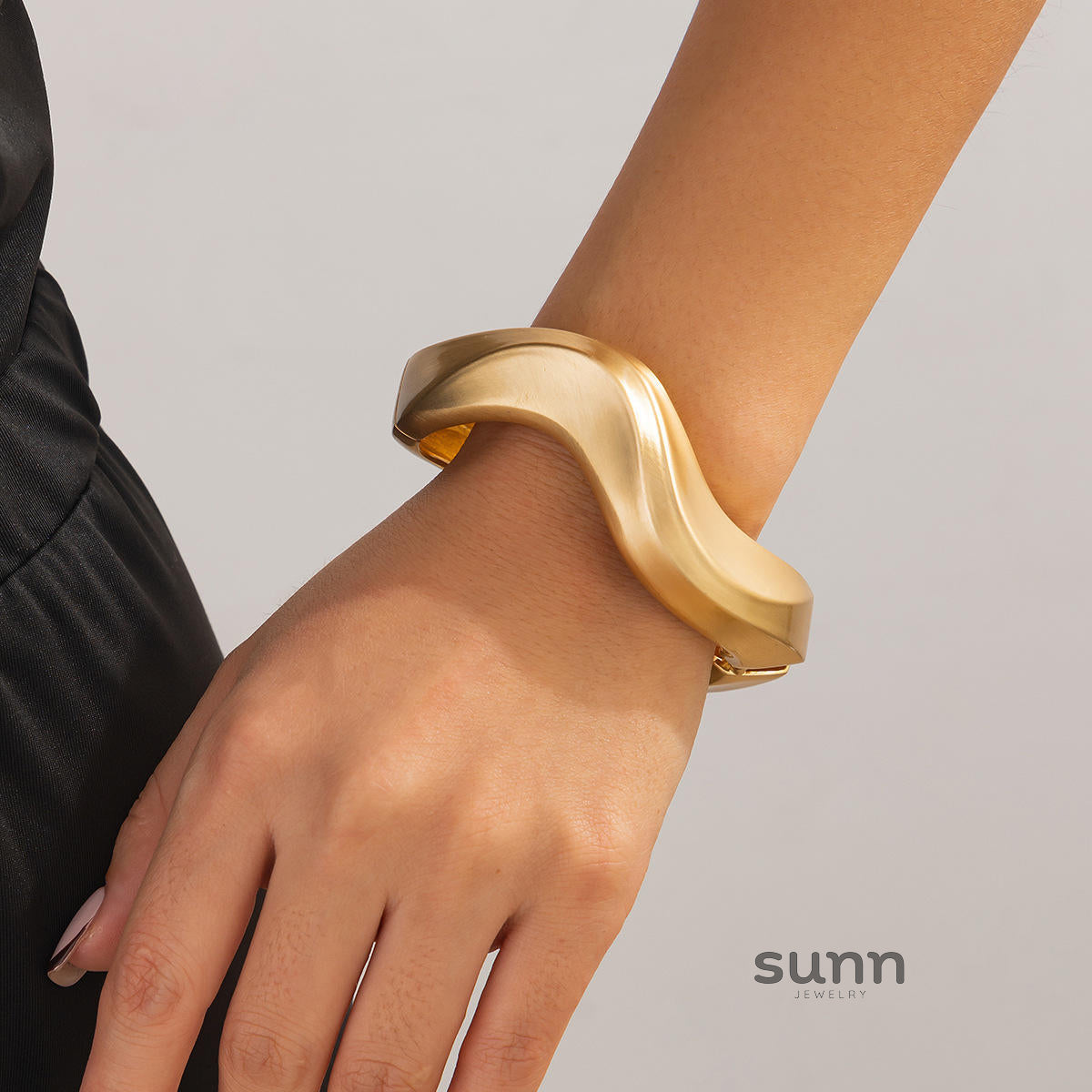Nya Glossy Wave Jewelry [I5L4VN9N]