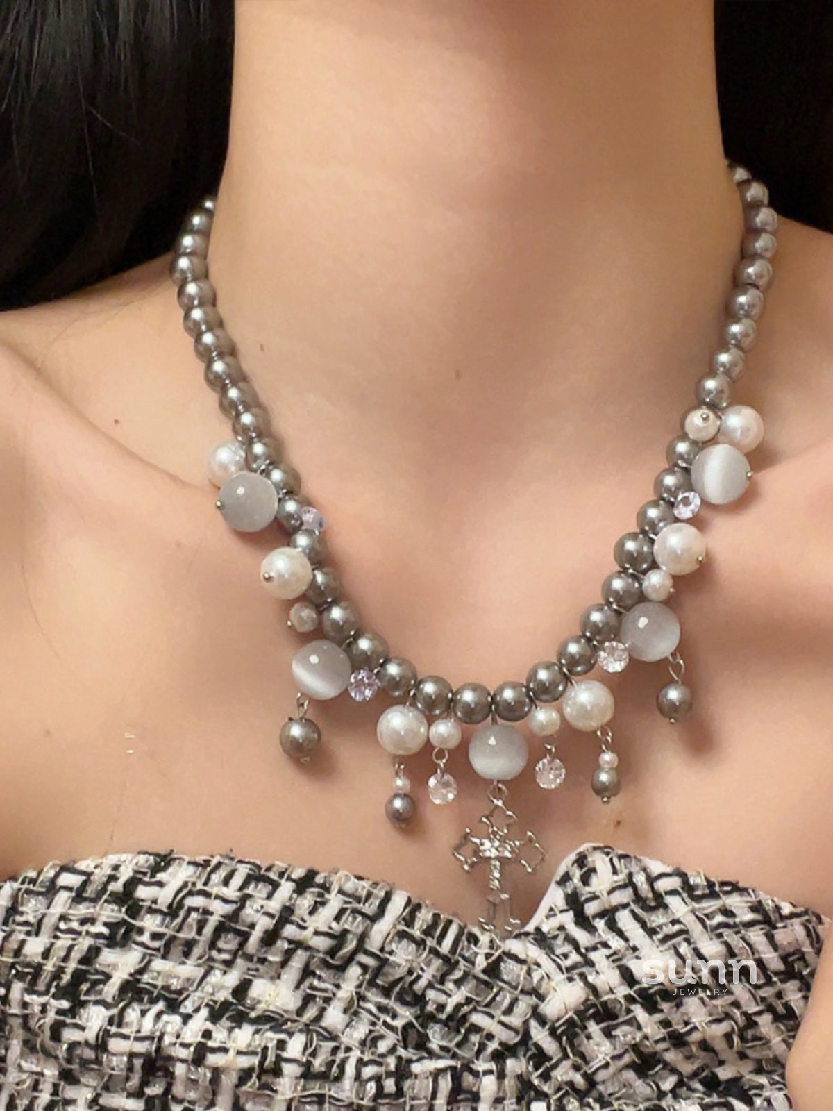 Oaklee Gray Pearl Cross Choker [LLONIQJG]