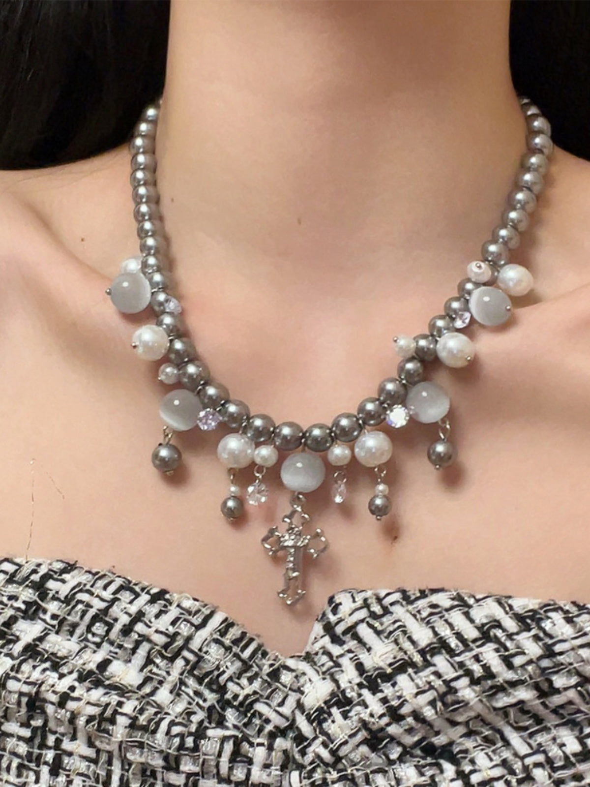 Oaklee Gray Pearl Cross Choker [8T65PXKG]