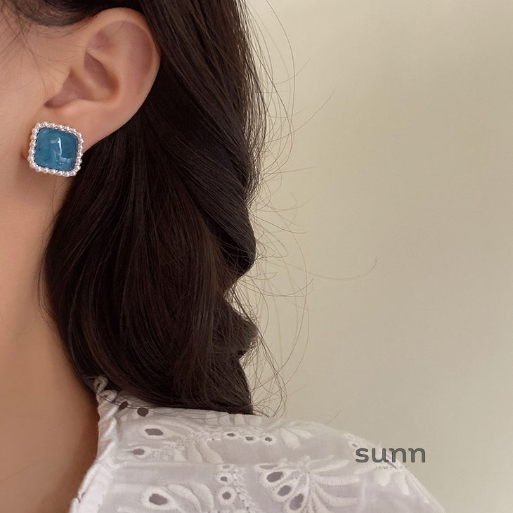Ophelia Pearl Geometric Stud Earrings [L17TPNPU]