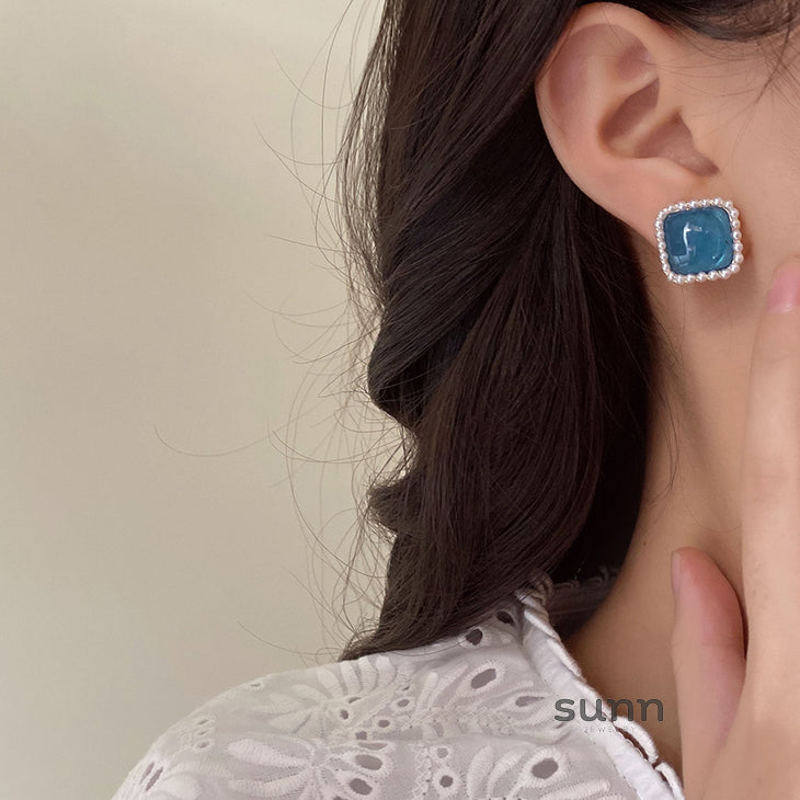Ophelia Pearl Geometric Stud Earrings [BUJBKDRU]