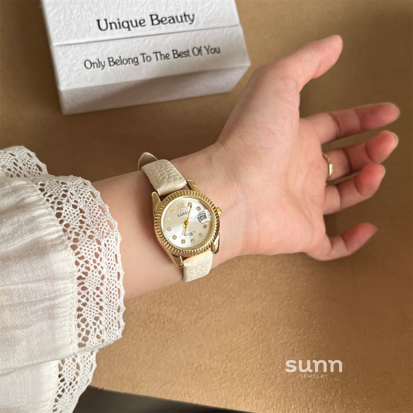 Oumou Retro Convex Watch [2CM256VP]
