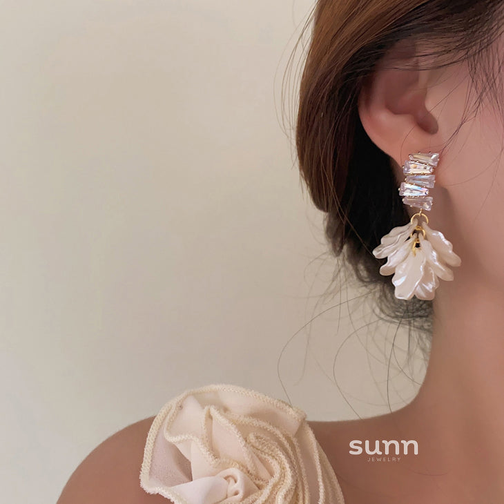 Paislynn Ethereal Bloom Earrings [E8D4PAE2]