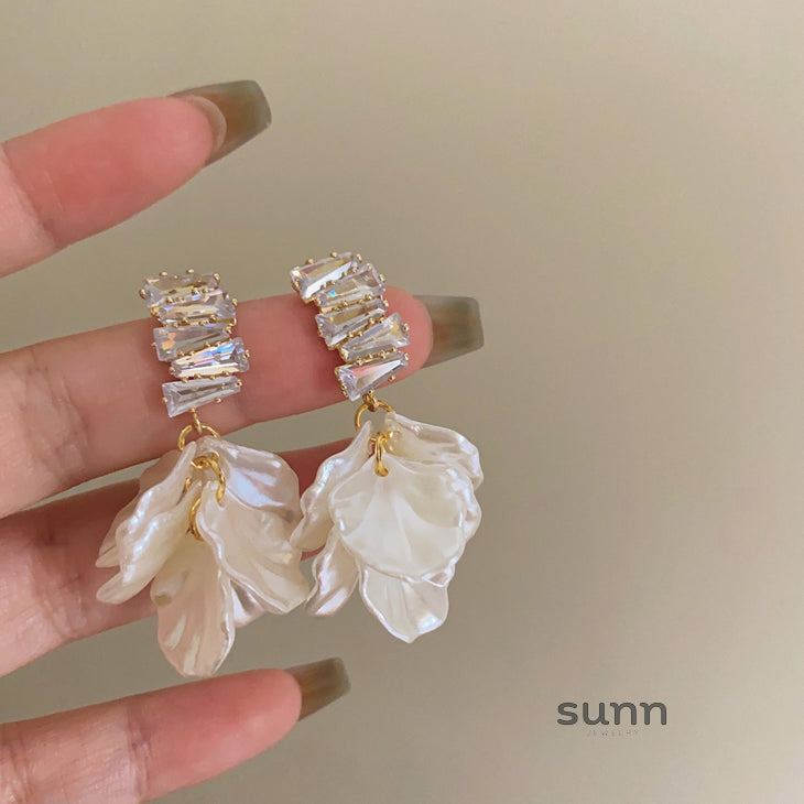 Paislynn Ethereal Bloom Earrings [WCMM5EHM]