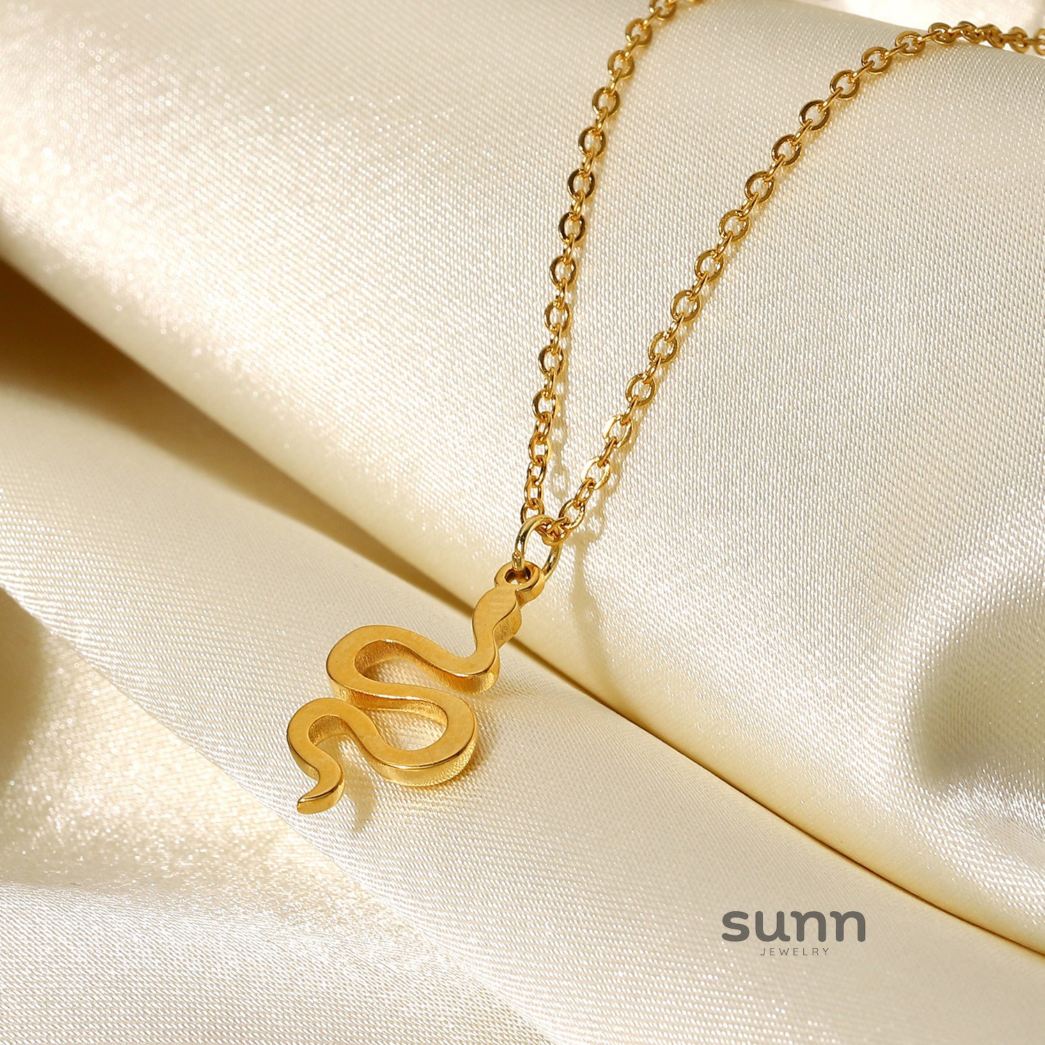 Paislynn Snake Pendant Necklace [IR8AHU54]