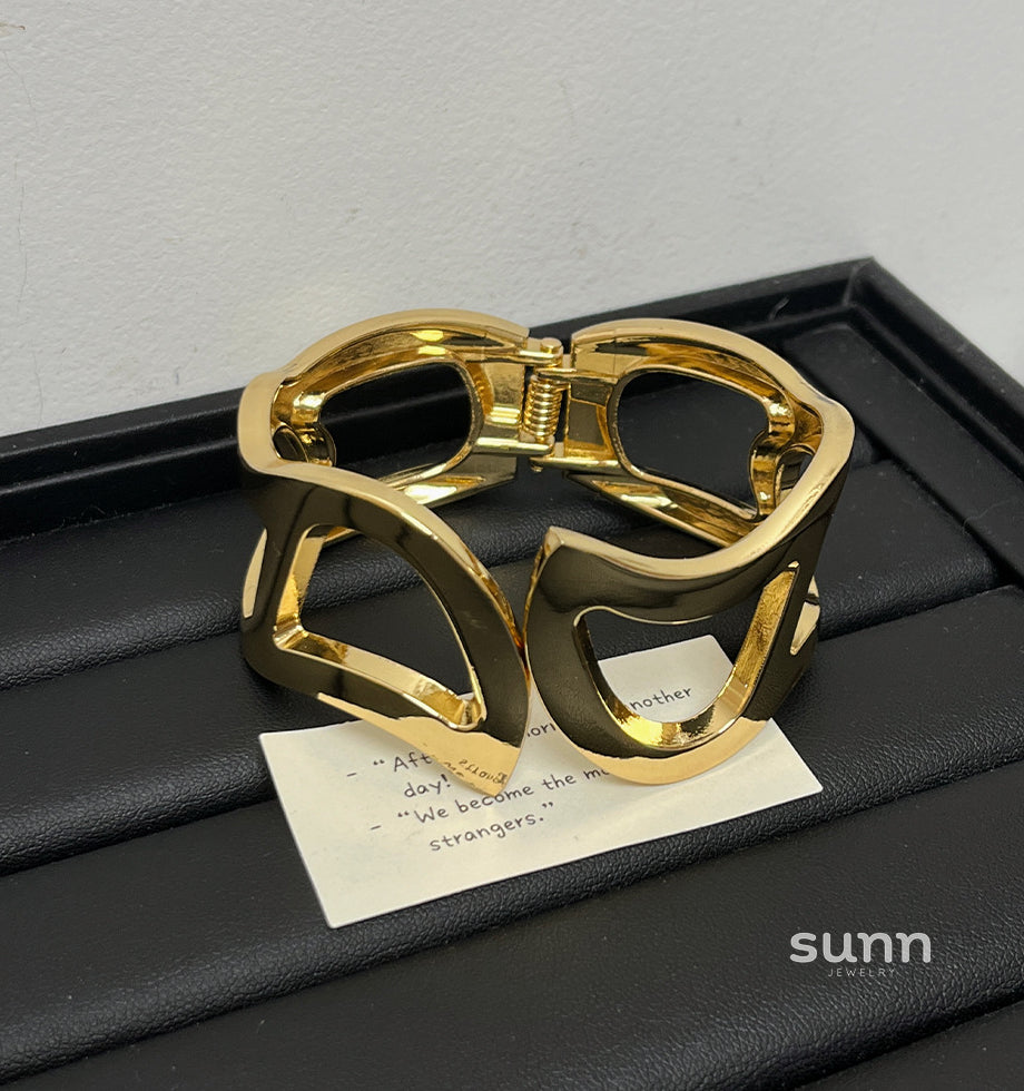 Parris Wide Cuff Bracelet [VBFWWKVN]