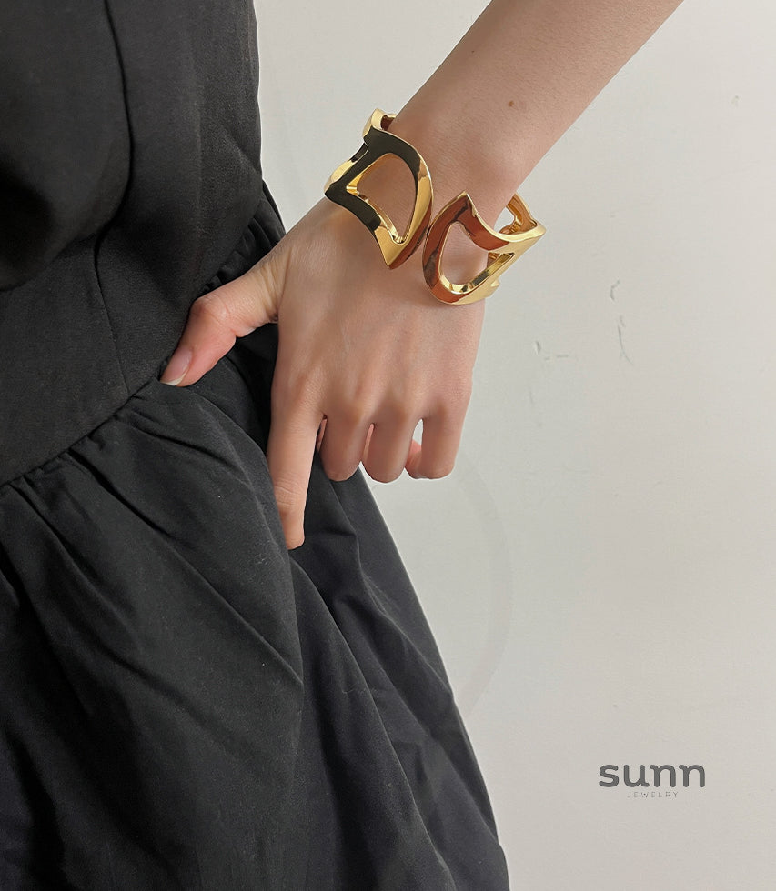 Parris Wide Cuff Bracelet [B28XCNVD]