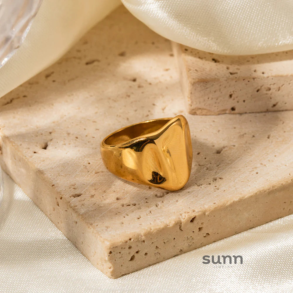 Passion 18K Gold Hammered Ring