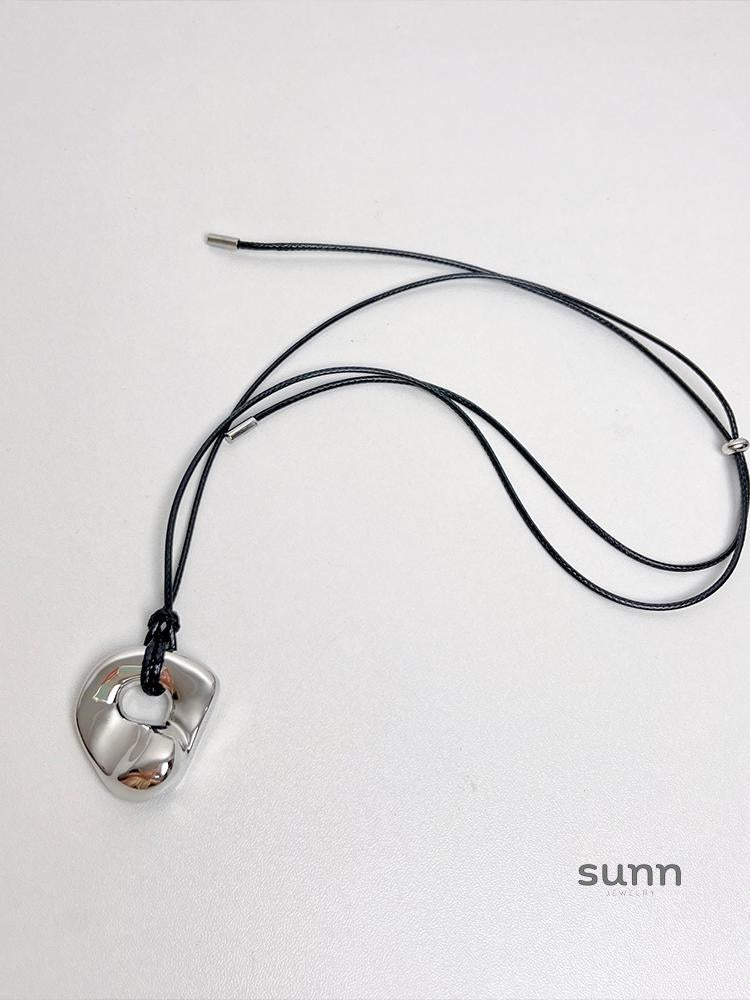 Pippa Cutout Leather Necklace [RN8SYPLE]