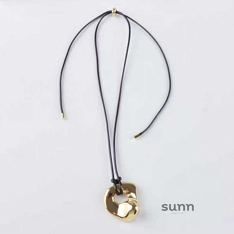 Pippa Cutout Leather Necklace [68WHN5BV]