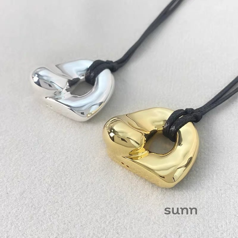 Pippa Cutout Leather Necklace [JB4NNSMK]