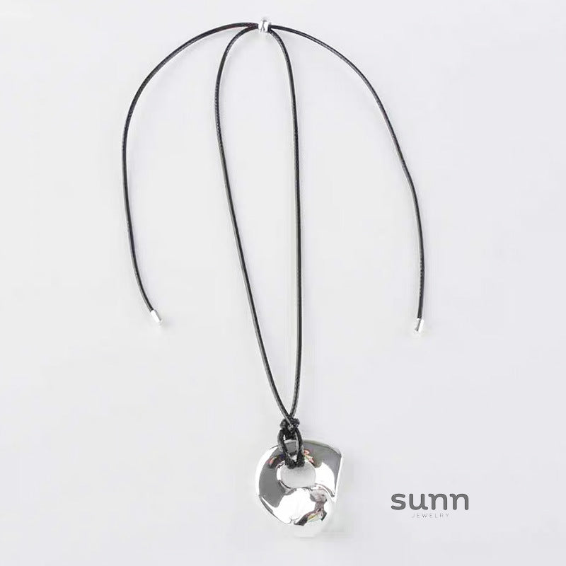 Pippa Cutout Leather Necklace [I4WU9FRM]