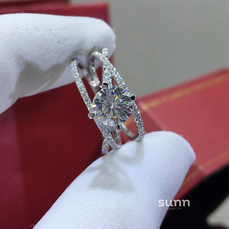 Polly Dazzling Moissanite Ring [9J0C5UXE]