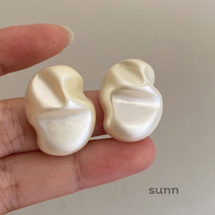 Poppy Asymmetrical Pearl Ear Clip [FO0D76D5]