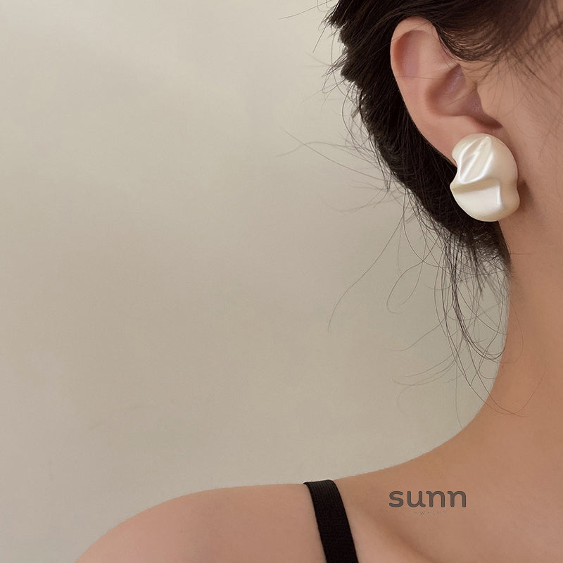 Poppy Asymmetrical Pearl Ear Clip [YJEJF0SI]