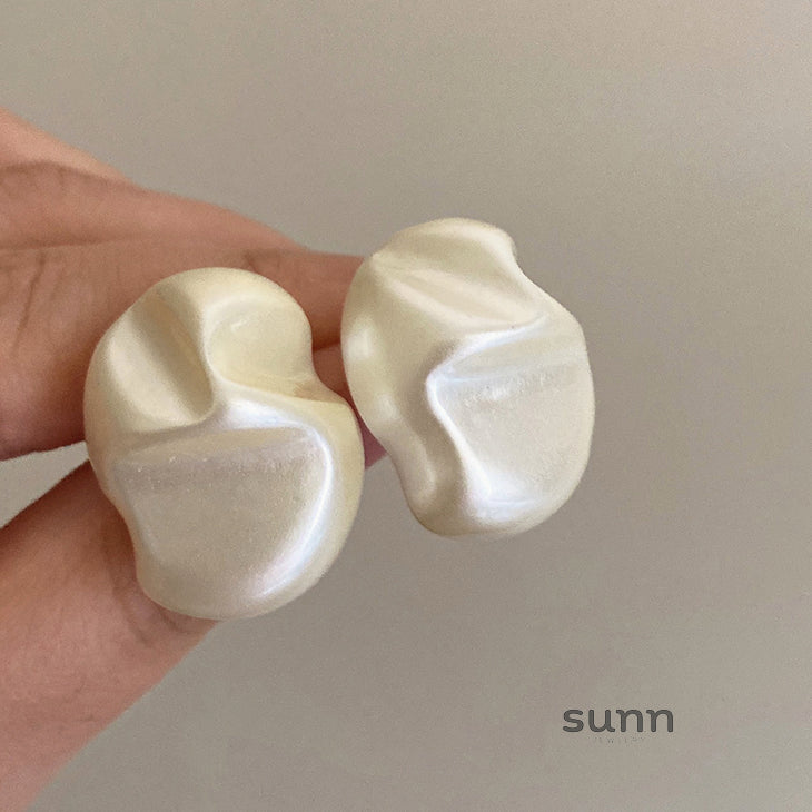 Poppy Asymmetrical Pearl Ear Clip [TRWJ1XM5]