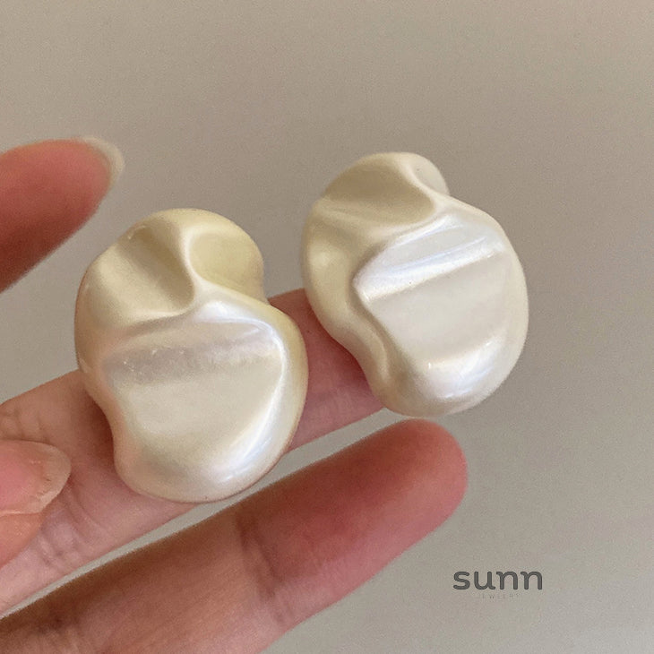 Poppy Asymmetrical Pearl Ear Clip [IIBQMMOQ]