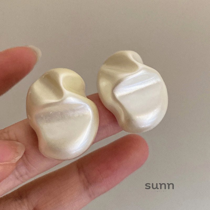 Poppy Asymmetrical Pearl Ear Clip [PLGY9U9X]