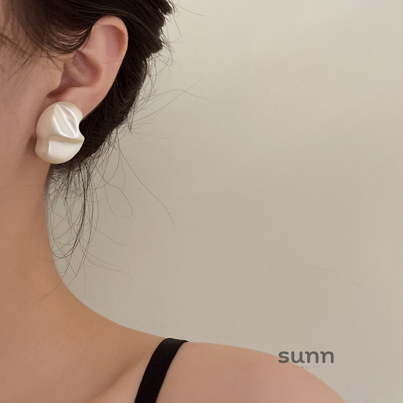 Poppy Asymmetrical Pearl Ear Clip [32MXBFW7]