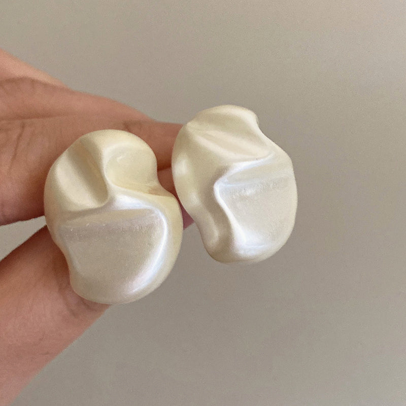 Poppy Asymmetrical Pearl Ear Clip [NCD1U6Y3]