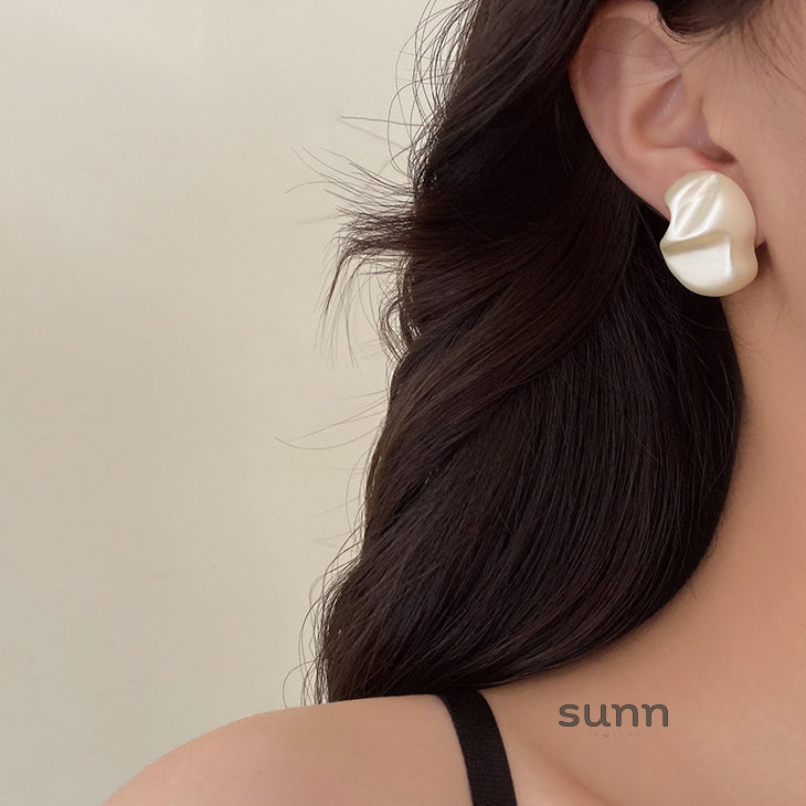 Poppy Asymmetrical Pearl Ear Clip [5Q4K6VS0]