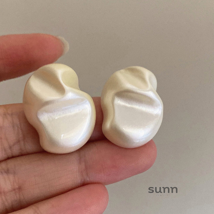 Poppy Asymmetrical Pearl Ear Clip [OKEP0MZ1]