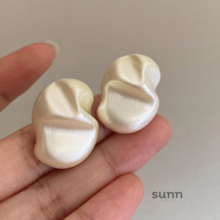 Poppy Asymmetrical Pearl Ear Clip [PCWW9HJS]