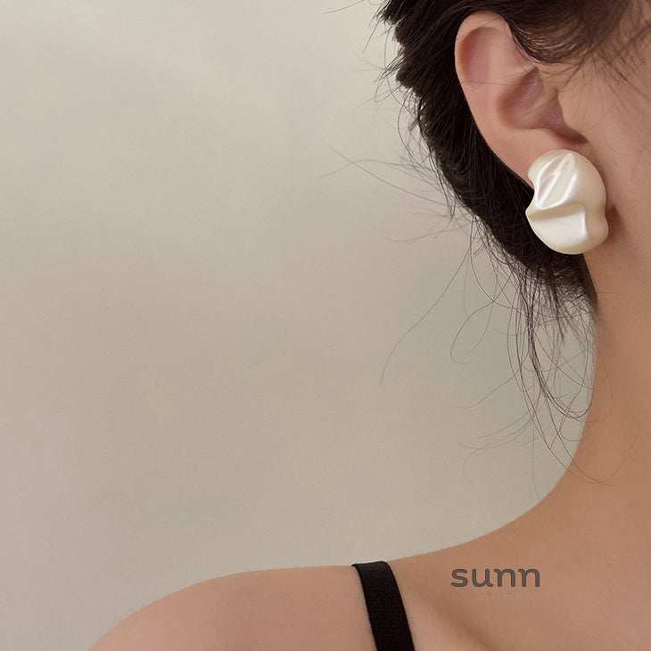 Poppy Asymmetrical Pearl Ear Clip [N9IJGIX5]