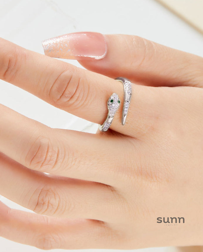Poppy Serpentine Zircon Ring [HXK44M5U]
