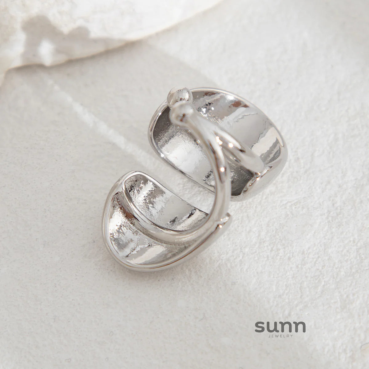 Precious Smooth Curved Leaf Ear Clip