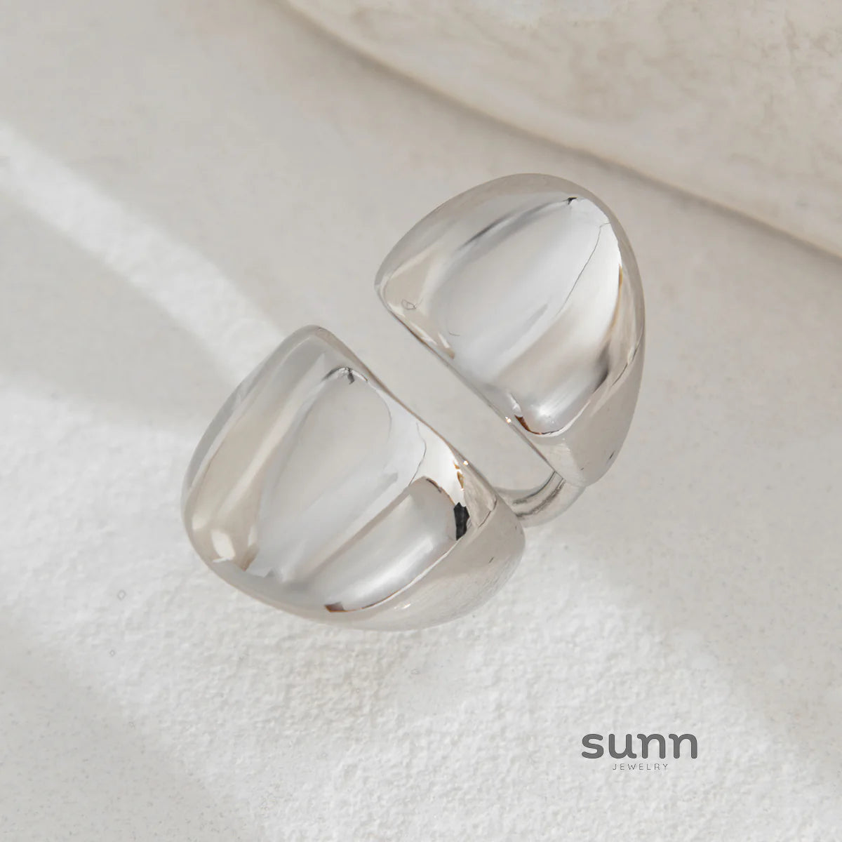 Precious Smooth Curved Leaf Ear Clip