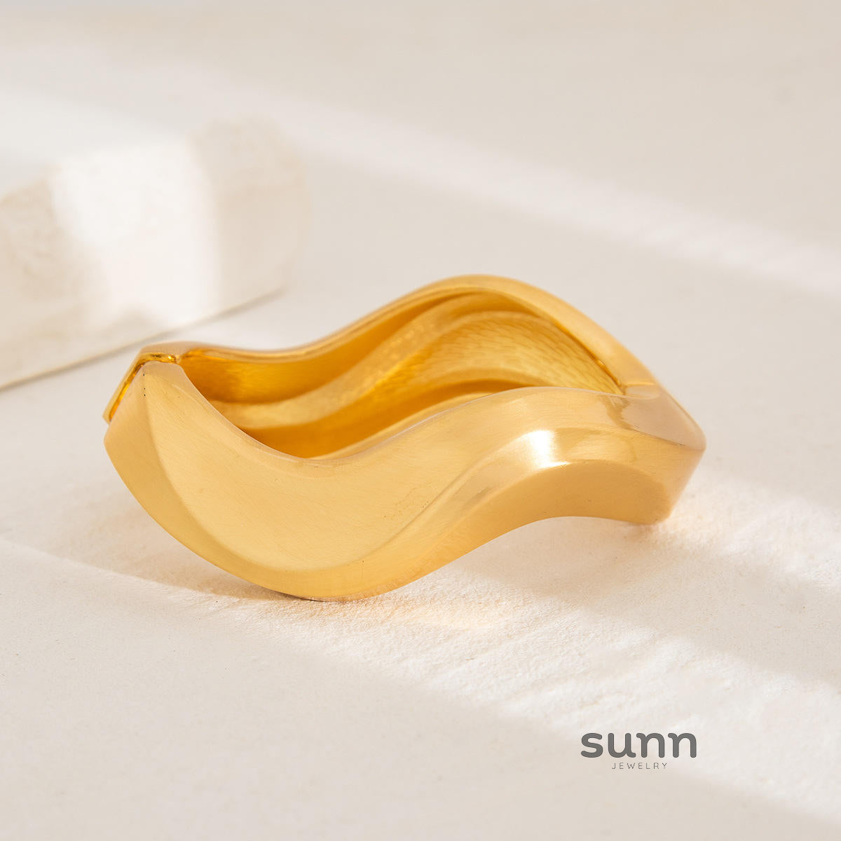 Priscila Asymmetrical Matte Cuff Bracelet [AU0900T6]