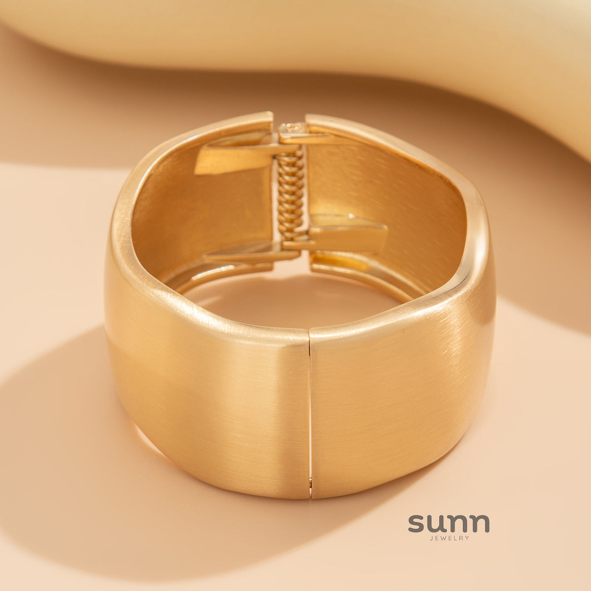 Priscila Asymmetrical Matte Cuff Bracelet [89FN6MK3]