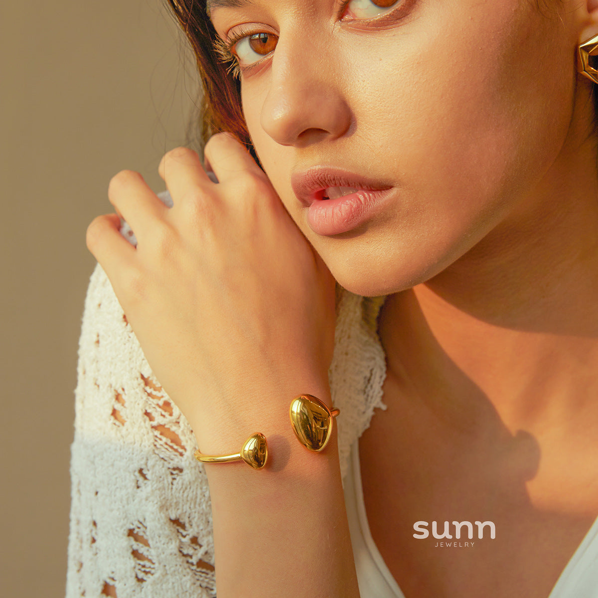 Quincy Sculptural Gold Cuff [F62M1DA1]
