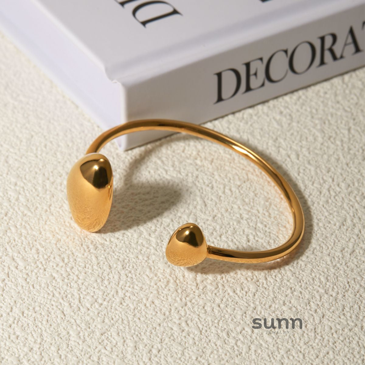 Quincy Sculptural Gold Cuff [HZIBV18P]