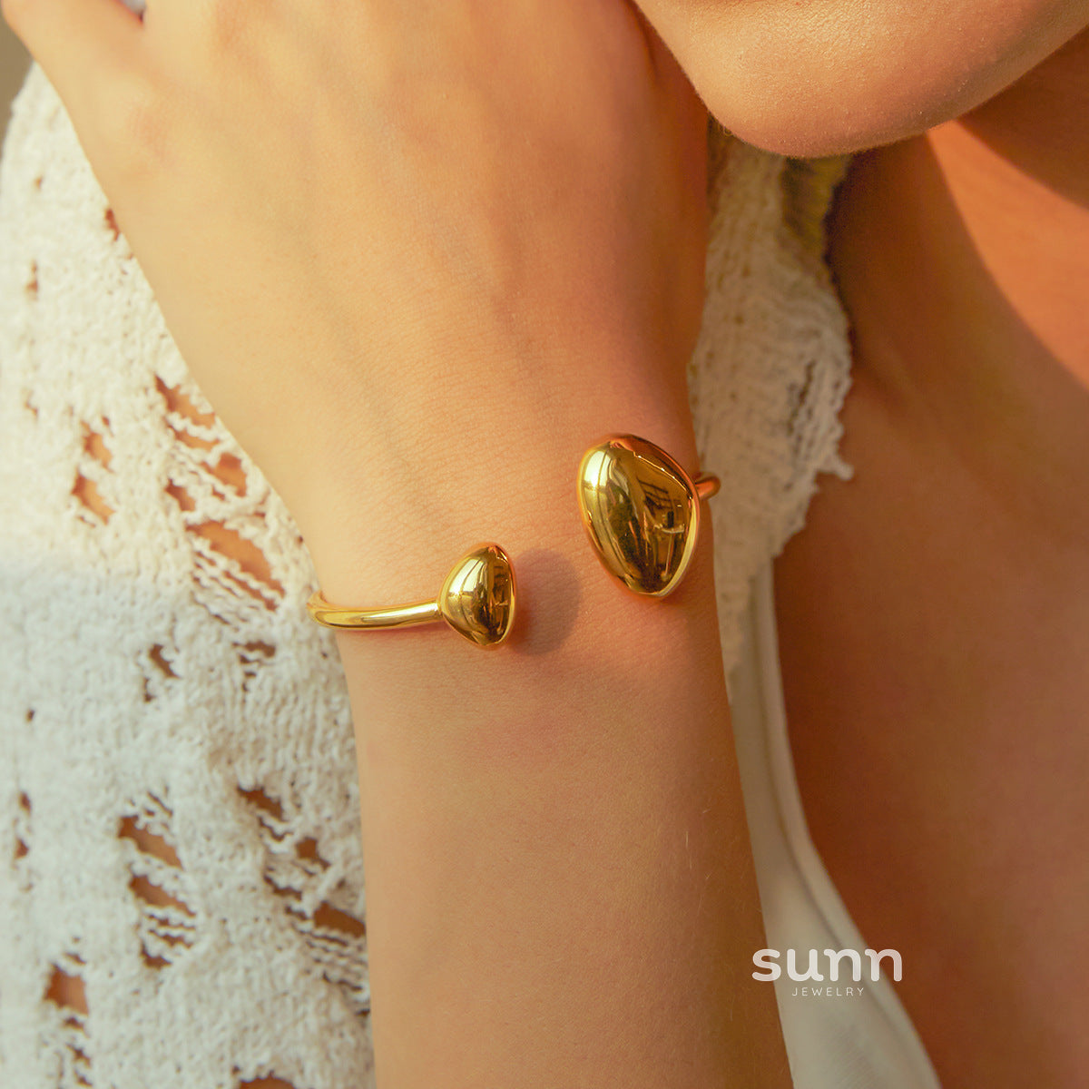 Quincy Sculptural Gold Cuff [J17NEWKK]