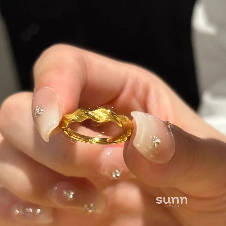 Railyn Mobius Twist Ring