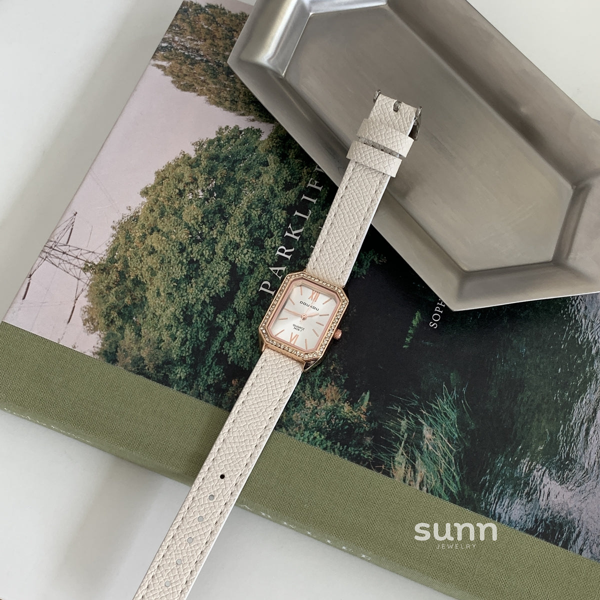 Raniya Elegant Square Strap Watch [GFZZMYNI]