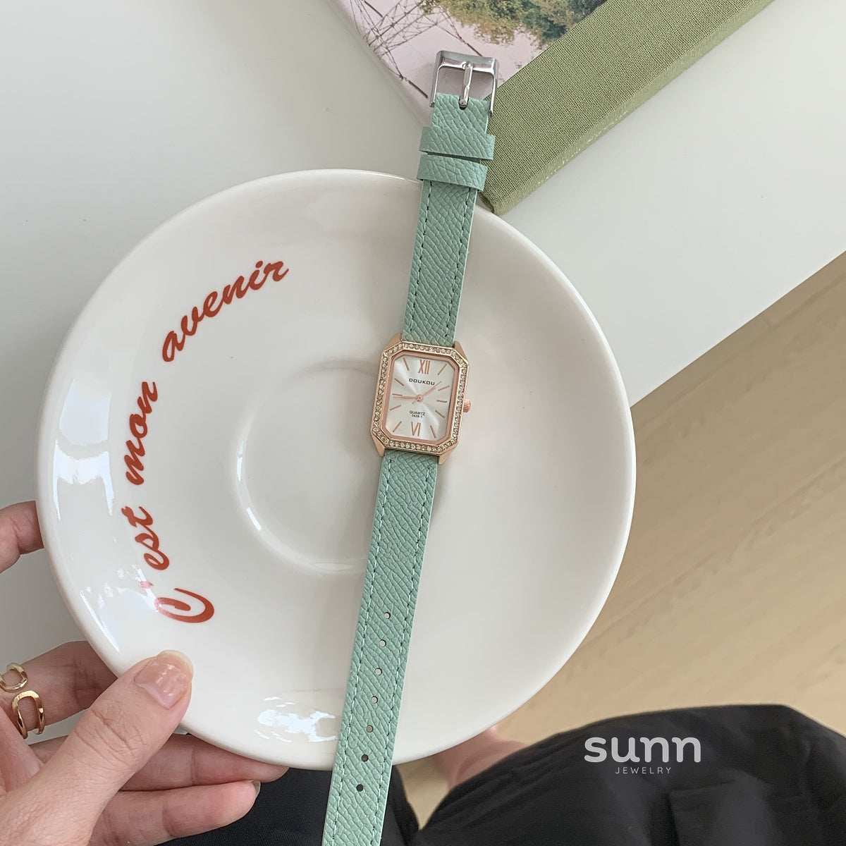 Raniya Elegant Square Strap Watch [7GJYZ1L5]